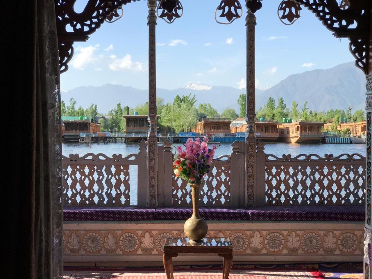 Young Bombay Premium Heritage Houseboat Srinagar  Exterior photo