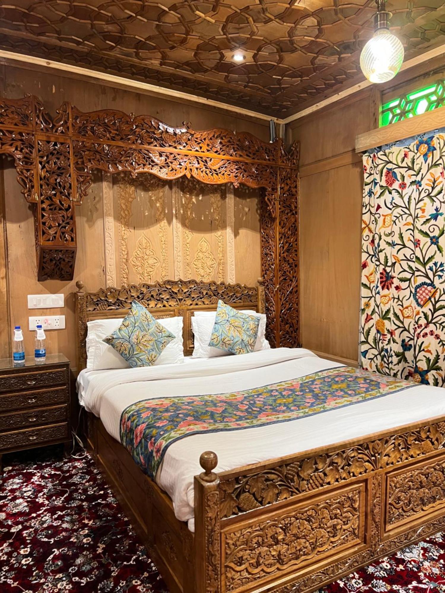 Young Bombay Premium Heritage Houseboat Srinagar  Exterior photo