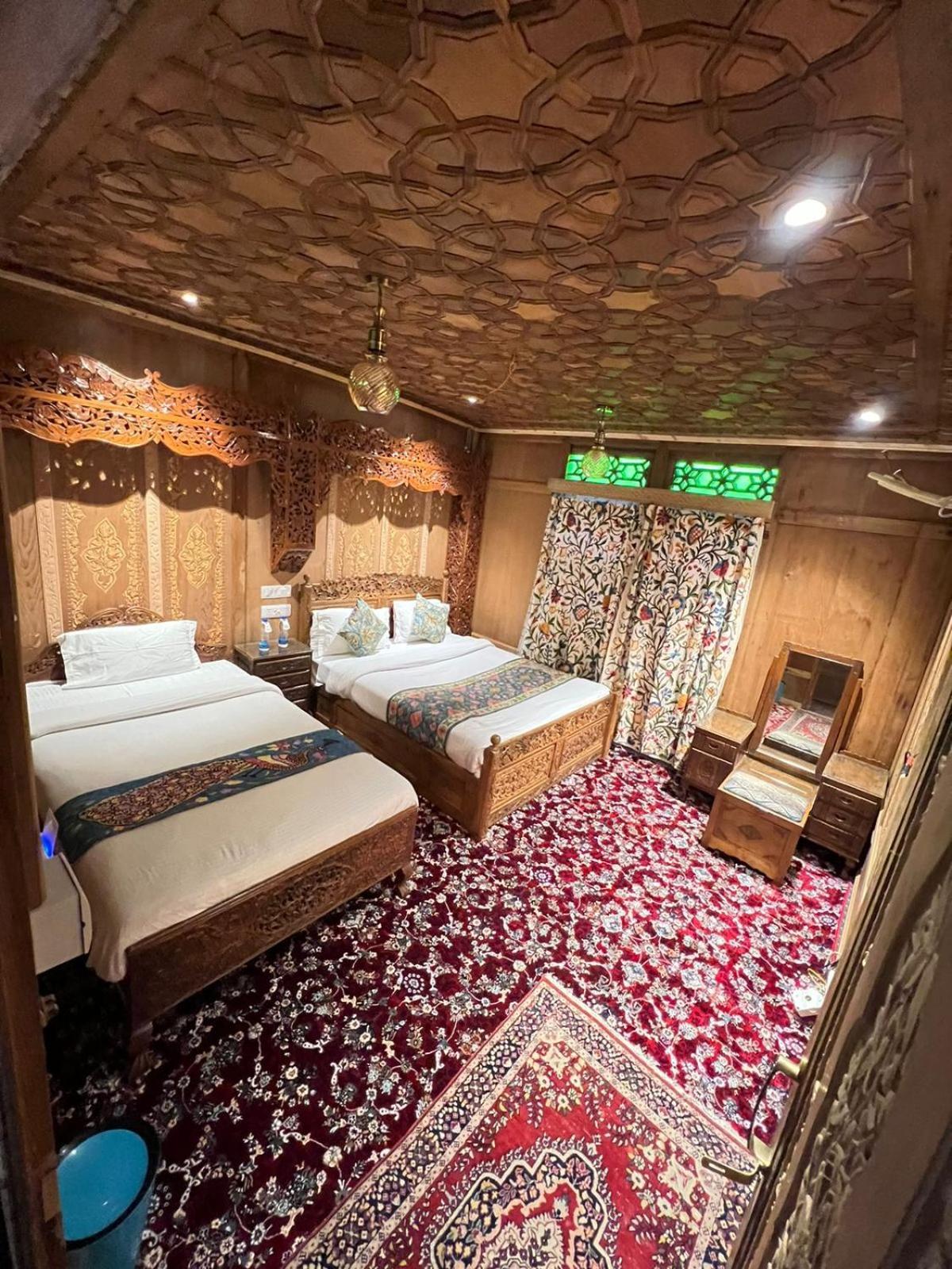 Young Bombay Premium Heritage Houseboat Srinagar  Exterior photo