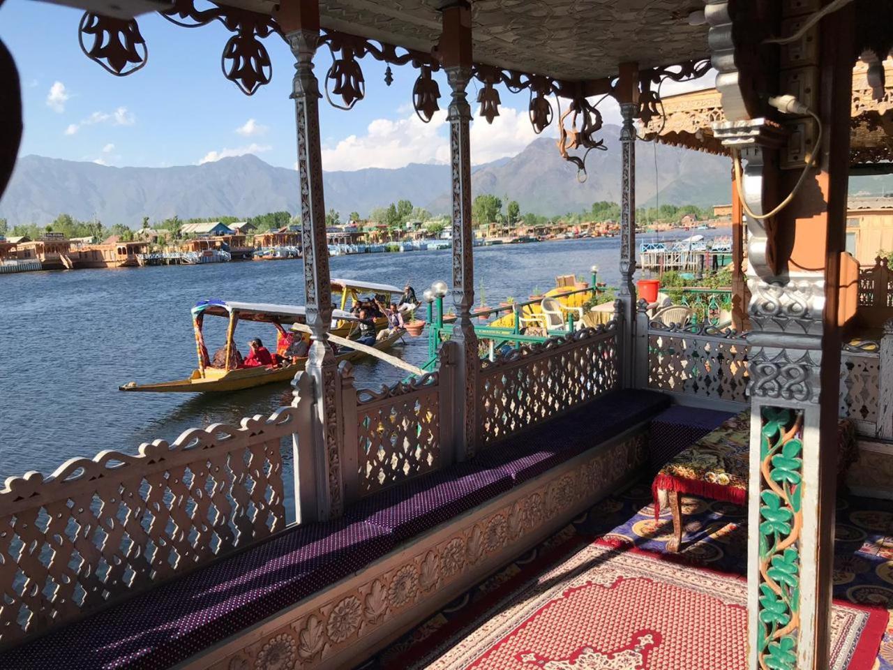 Young Bombay Premium Heritage Houseboat Srinagar  Exterior photo