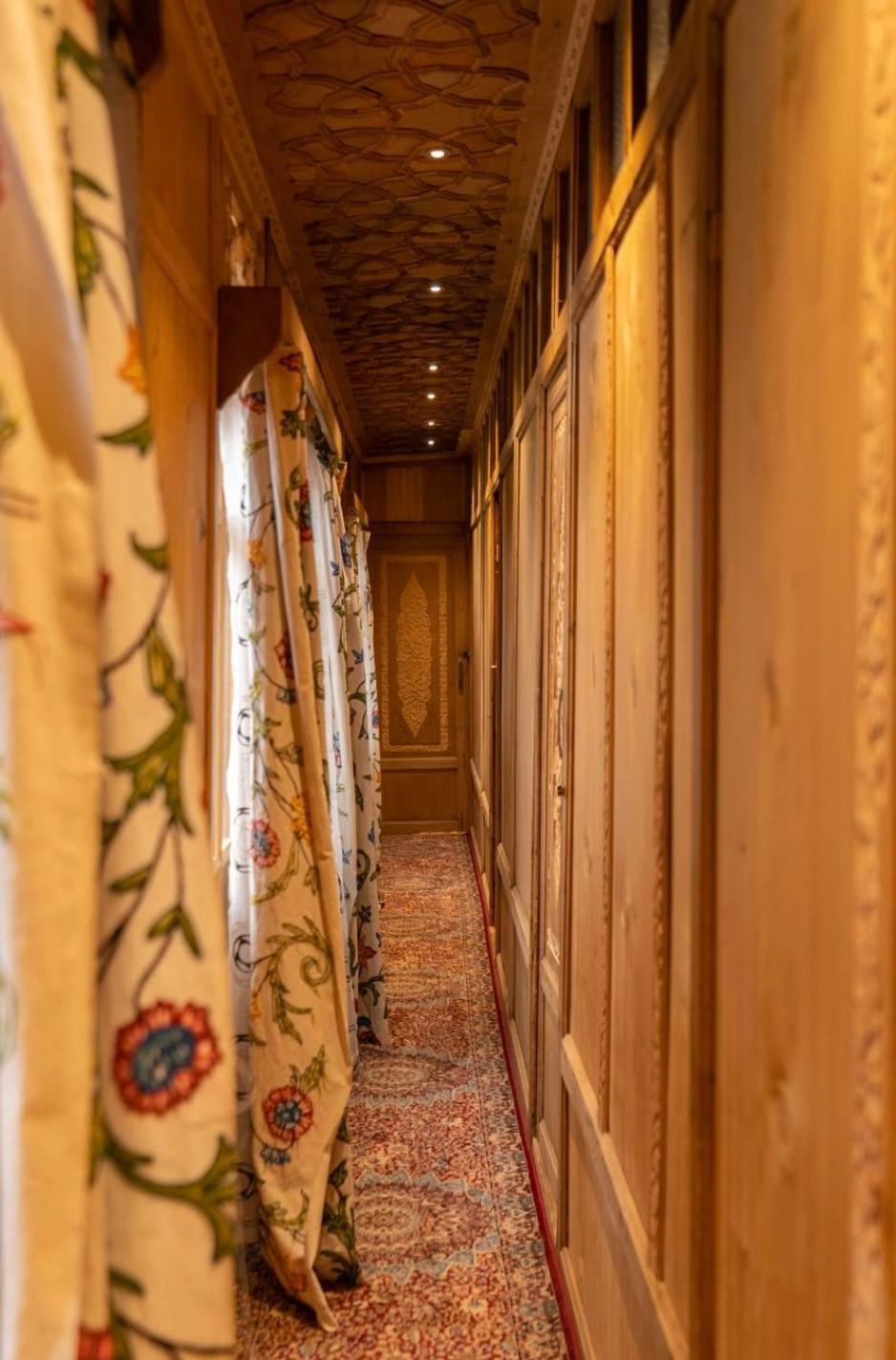 Young Bombay Premium Heritage Houseboat Srinagar  Exterior photo