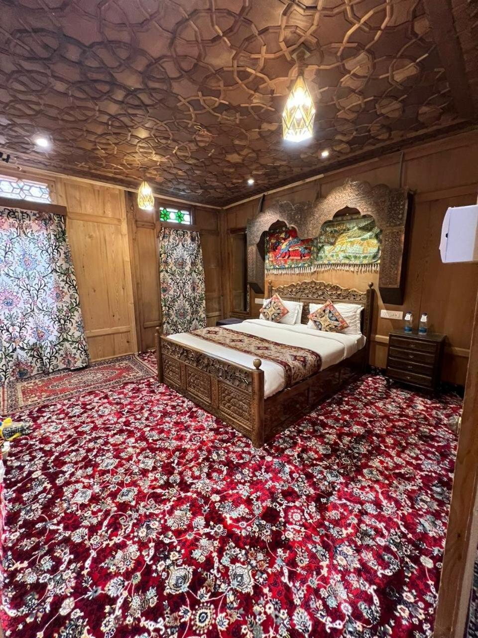 Young Bombay Premium Heritage Houseboat Srinagar  Exterior photo