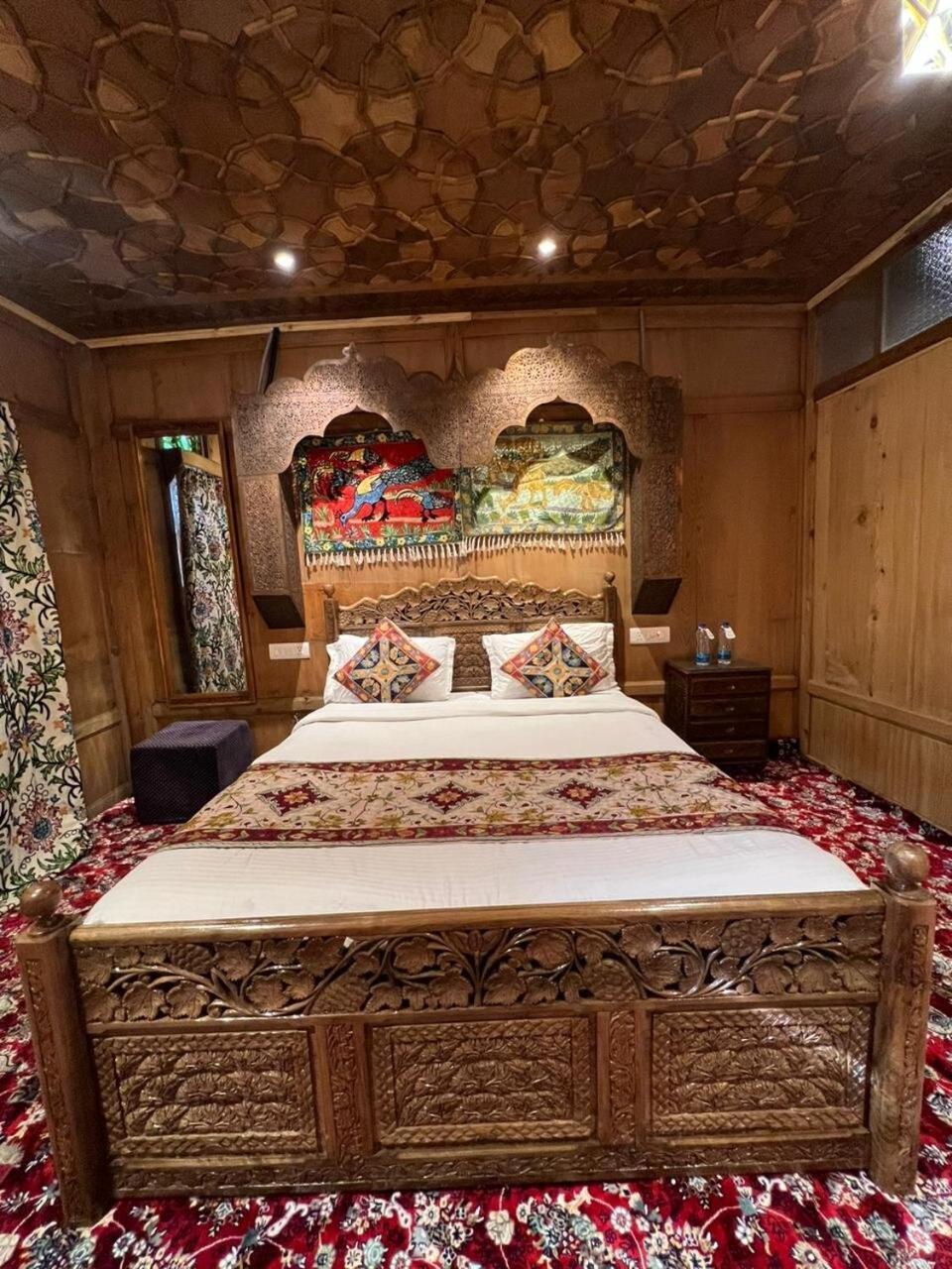 Young Bombay Premium Heritage Houseboat Srinagar  Exterior photo