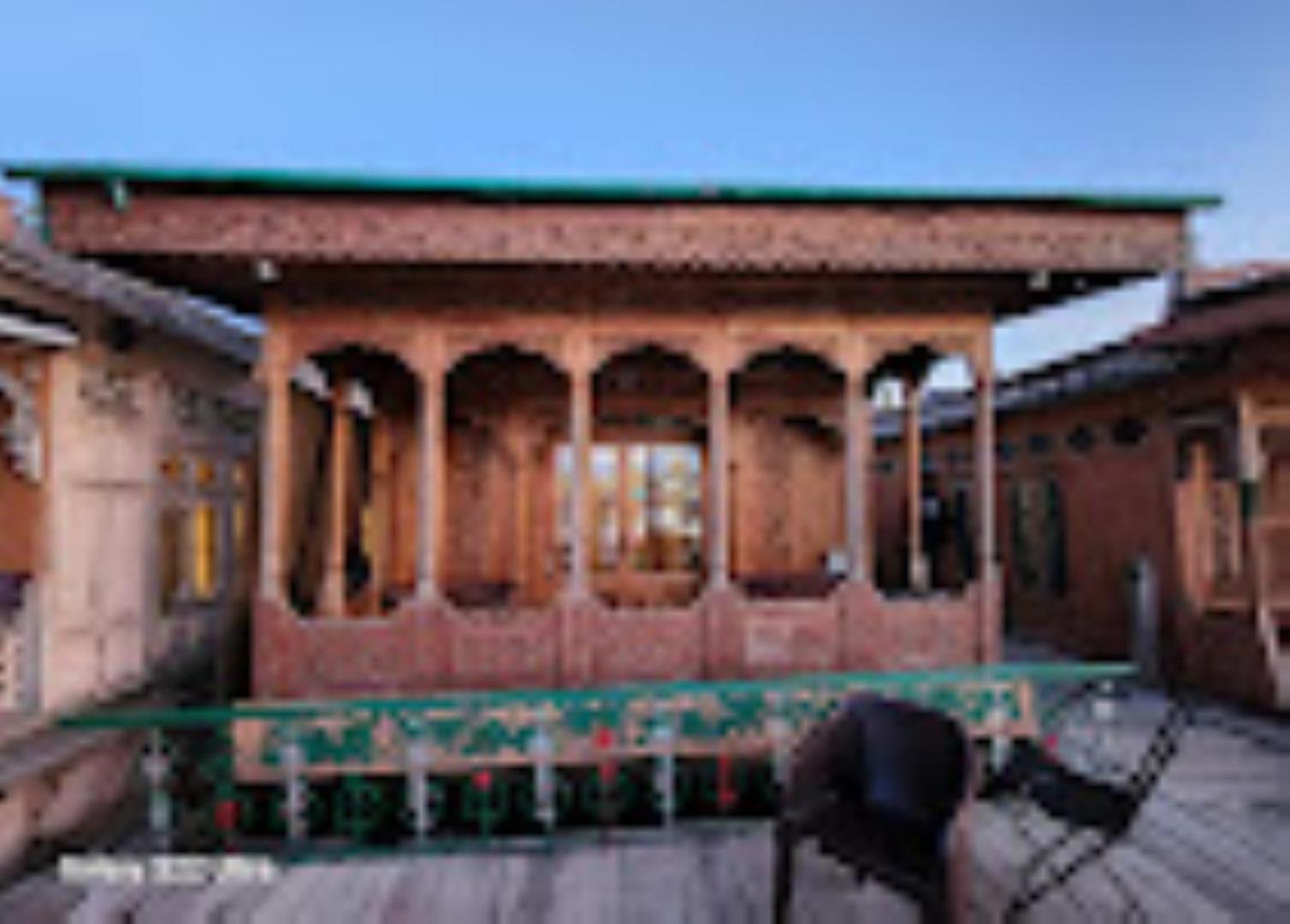 Young Bombay Premium Heritage Houseboat Srinagar  Exterior photo
