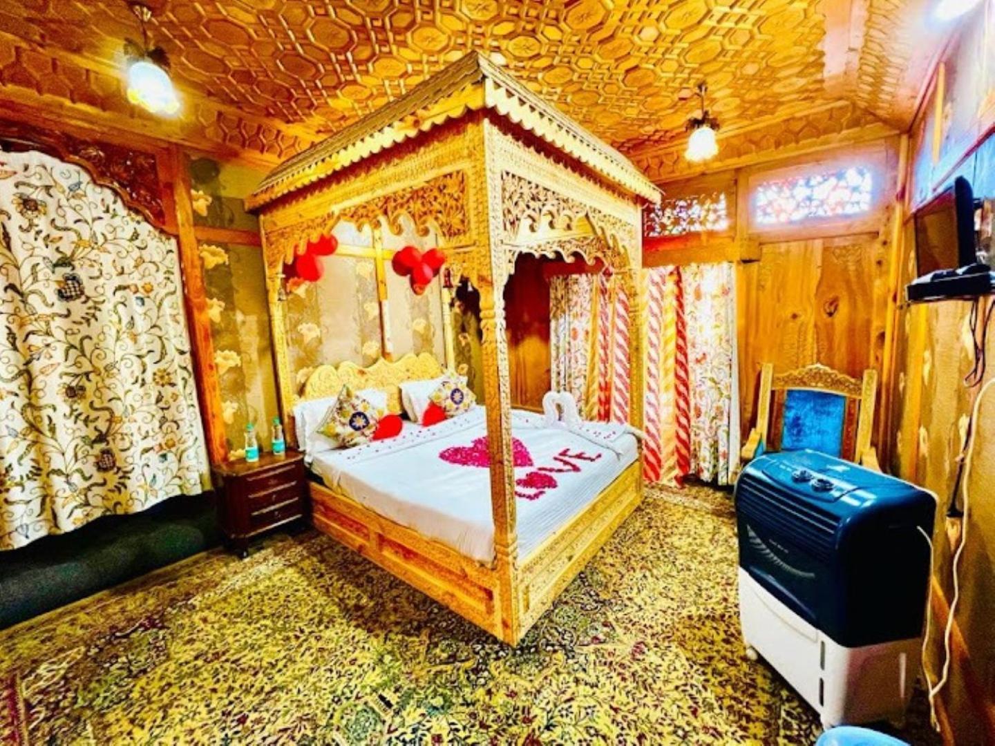 Young Bombay Premium Heritage Houseboat Srinagar  Exterior photo