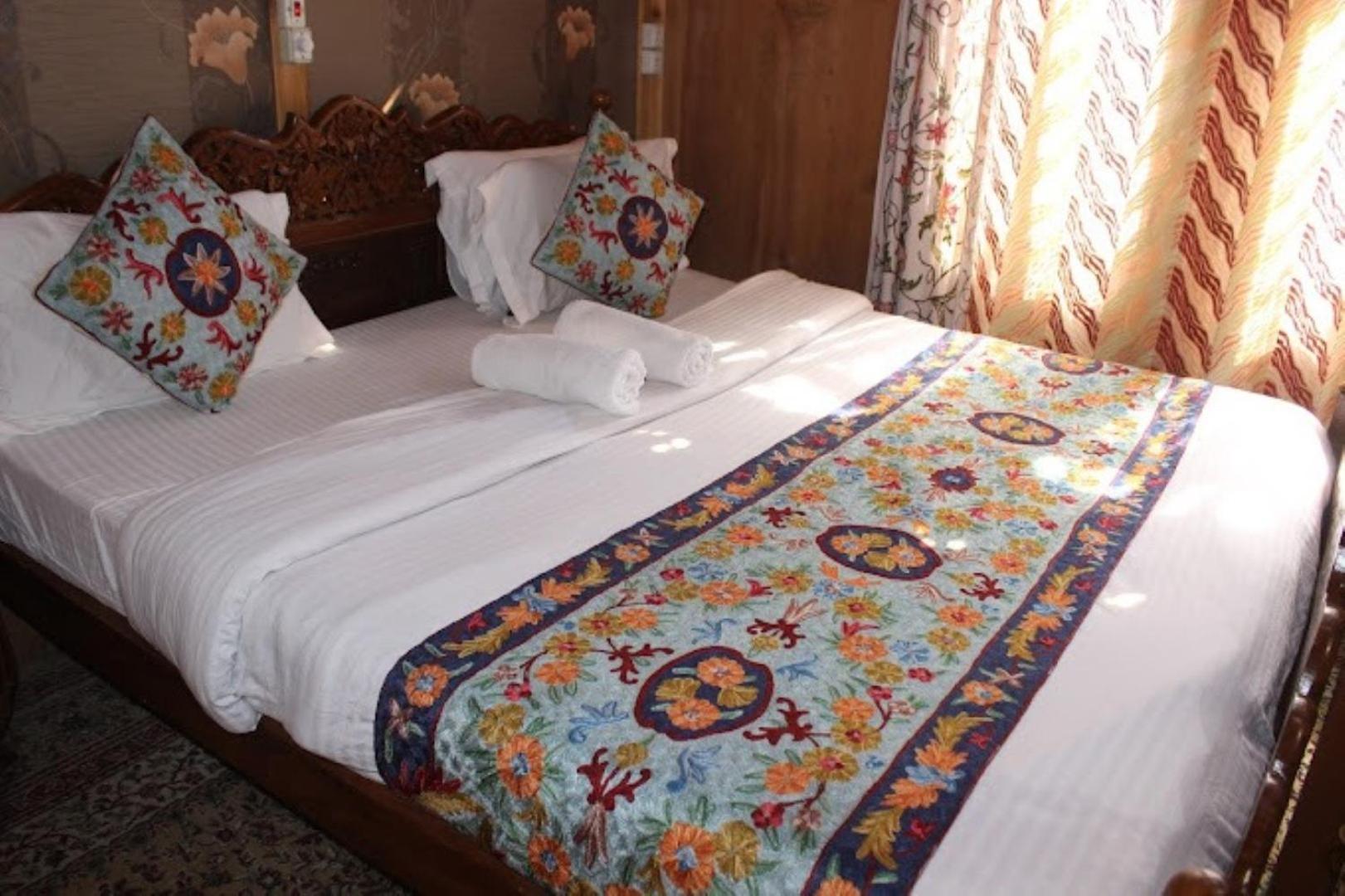 Young Bombay Premium Heritage Houseboat Srinagar  Exterior photo