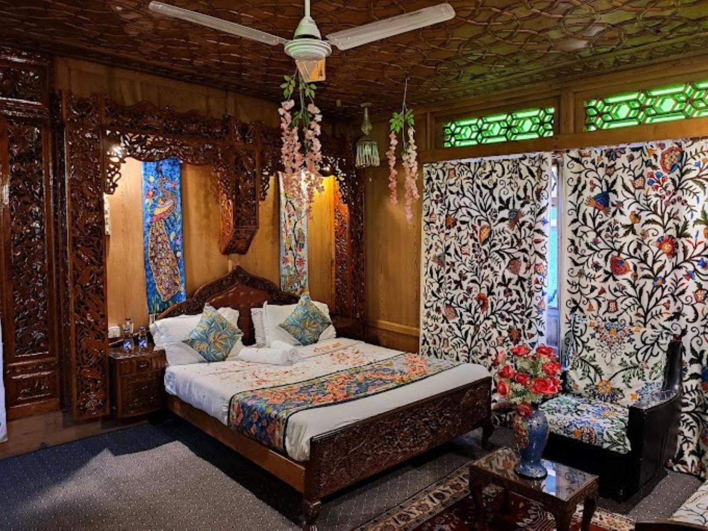 Young Bombay Premium Heritage Houseboat Srinagar  Exterior photo